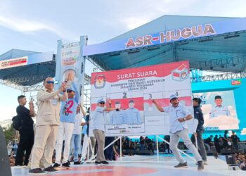 ASR Ucapkan Terima Kasih dan Contohkan Cara Mencoblos ASR-Hugua Dihadapan Ribuan Masyarakat