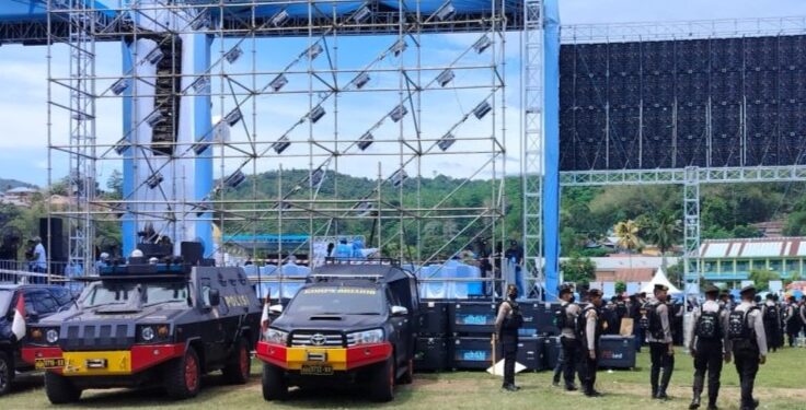 Ratusan Personel Kepolisian Amankan Pesta Rakyat Bersama ASR-Hugua di Lapanga Benu-Benua Kendari