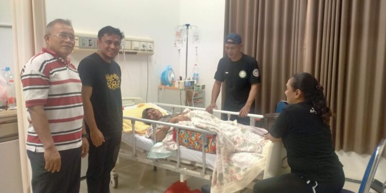 Jenguk Warga Kendari Sedang Sakit, Afdhal Beri Penguatan Pasien dan Doakan Cepat Sembuh