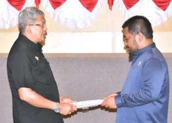 Pj Wali Kota Kendari Serahkan Raperda APBD Tahun 2025 ke DPRD