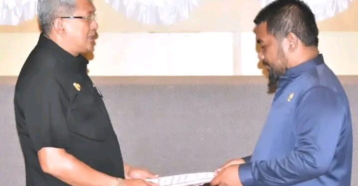 Pj Wali Kota Kendari Serahkan Raperda APBD Tahun 2025 ke DPRD