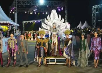 Kota Kendari Tampilkan Tenun Khas Tolaki Dengan Motif Pinetobo Pada Sultra Tenun Karnaval 2024