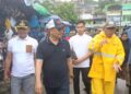 La Ode Azhar Dampingi Pj Wali Kota Kendari Meninjau Drainase Tersumbat di Kelurahan Dapu Dapura