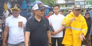 La Ode Azhar Dampingi Pj Wali Kota Kendari Meninjau Drainase Tersumbat di Kelurahan Dapu Dapura
