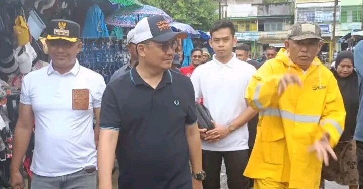 La Ode Azhar Dampingi Pj Wali Kota Kendari Meninjau Drainase Tersumbat di Kelurahan Dapu Dapura