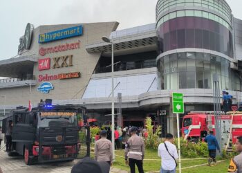 Dua Unit Water Cannon Brimob dan Damkar Kendari Padamkan Kebakaran di The Park