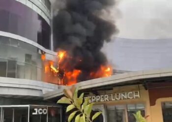 Mall The Park Kendari Terbakar, Satu Orang Dilarikan di Rumah Sakit