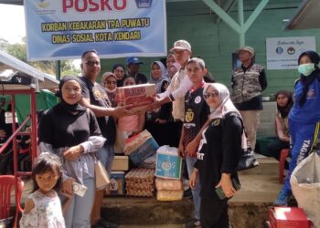 PWI Sultra Galang Donasi dan Serahkan Lansung Bantuan Korban Kebakaran di TPA Puuwatu