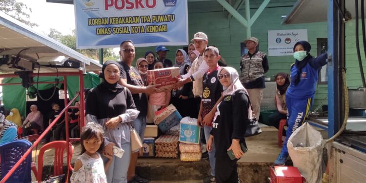 PWI Sultra Galang Donasi dan Serahkan Lansung Bantuan Korban Kebakaran di TPA Puuwatu