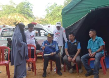 Inspektorat Kota Kendari Berikan Bantuan Korban Kebakaran di TPA Puuwatu