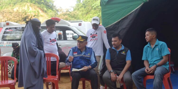 Inspektorat Kota Kendari Berikan Bantuan Korban Kebakaran di TPA Puuwatu