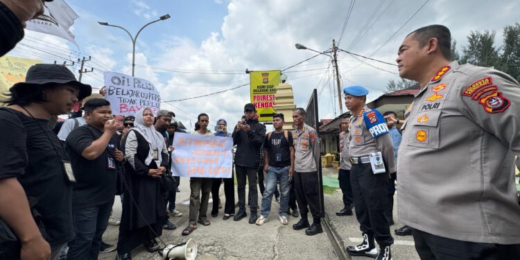 AJI Kendari-IJTI Sultra Gelar Aksi Unjuk Rasa Protes 2 Jurnalis Dipaksa Jadi Saksi