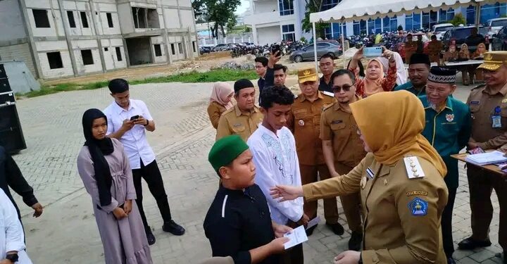 Wali Kota Kendari Serahkan Bantuan pada Puluhan Anak Yatim Piatu