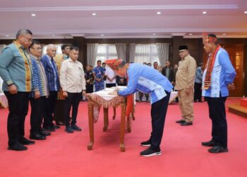 Gubernur Sultra Andi Sumangerukka Teken Pakta Integritas dan Perjanjian Kinerja 2025