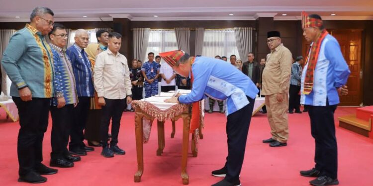 Gubernur Sultra Andi Sumangerukka Teken Pakta Integritas dan Perjanjian Kinerja 2025