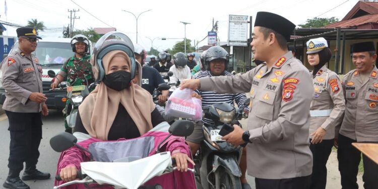Polresta Kendari Berbagi Takjil di Bulan Ramadan