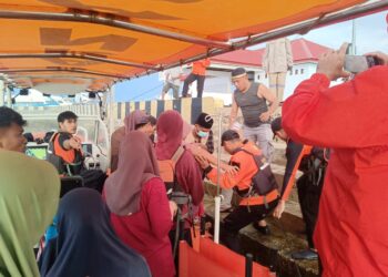 Tim Sar Evakuasi Kapal Mati Mesin di Perairan Kaledupa dan Selamatkan 15 Orang
