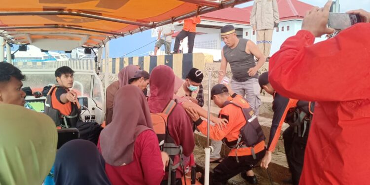 Tim Sar Evakuasi Kapal Mati Mesin di Perairan Kaledupa dan Selamatkan 15 Orang