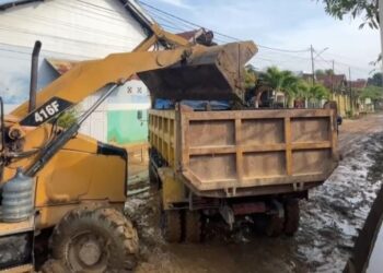 Akses Jalan Tertutup Lumpur, Pemkot Kendari Turunkan Alat Berat di Kelurahan Pondambea
