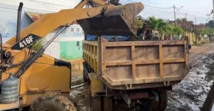 Akses Jalan Tertutup Lumpur, Pemkot Kendari Turunkan Alat Berat di Kelurahan Pondambea