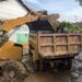 Akses Jalan Tertutup Lumpur, Pemkot Kendari Turunkan Alat Berat di Kelurahan Pondambea
