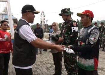 Sambut HUT ke-194, Pemkot Kendari Pungut Sampah di Laut