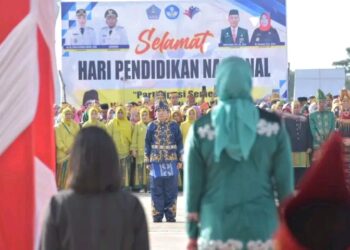 Hari Pendidikan Nasional, Wali Kota Kendari Serahkan Bantuan Rp106 Juta