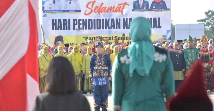 Hari Pendidikan Nasional, Wali Kota Kendari Serahkan Bantuan Rp106 Juta