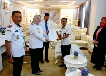 Siska Karina Imran Serahkan SK Lima Plt Kepala OPD Lingkup Pemkot Kendari