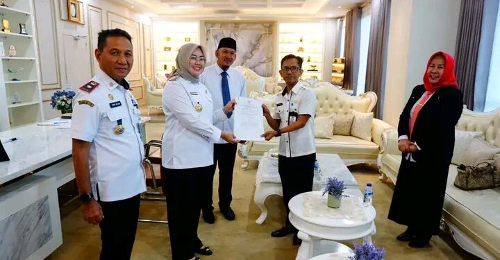 Siska Karina Imran Serahkan SK Lima Plt Kepala OPD Lingkup Pemkot Kendari