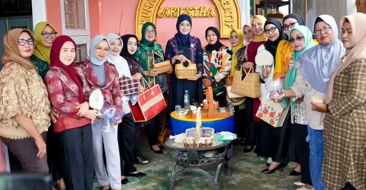 Ketua Dekranasda Kota Kendari Kunjungi Rumah Industri Kreatif Ariestha dan UMKM Binaan