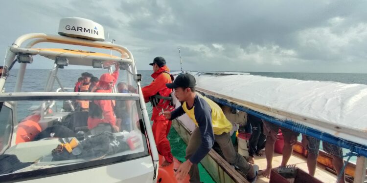 Kapal Mati Mesin di Perairan Pulau Kaledupa Wakatobi Berhasil Dievakuasi