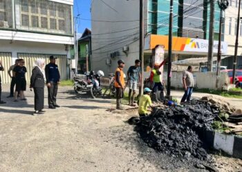 Wakil Wali Kota Kendari Tinjau Pengerukan Drainase di Kelurahan Pondambea