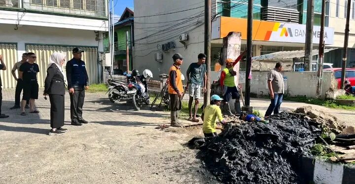 Wakil Wali Kota Kendari Tinjau Pengerukan Drainase di Kelurahan Pondambea
