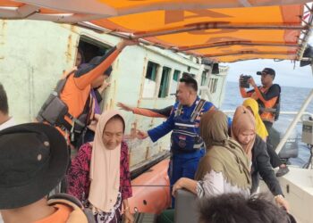Tim Sar Berhasil Evakuasi Kapal Mati Mesin di Perairan Komponaone dan Kaledupa