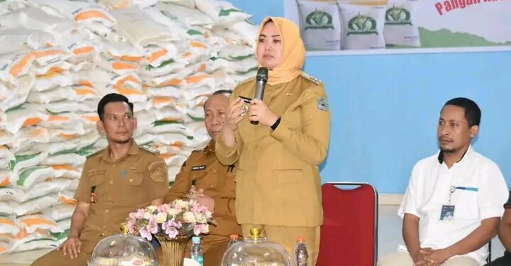 Wali Kota Kendari Luncurkan Bantuan Pangan Cadangan Beras Pemerintah di Kendari Barat