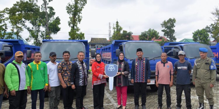 Pemkot Kendari Terima CSR Alat Kebersihan dan Perahu Sampah
