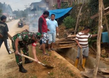 Warga dan Pesantren Al Ikhlas Labunti di Muna Kerja Bakti Bersihkan Lingkungan