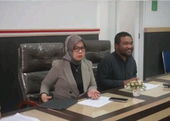 Ketgam : Ketua DPRD Kota Kendari, LM Inarto (kanan) didampingi wakil ketua DPRD Irmawati