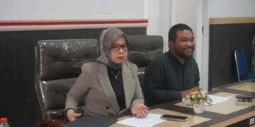 Ketgam : Ketua DPRD Kota Kendari, LM Inarto (kanan) didampingi wakil ketua DPRD Irmawati