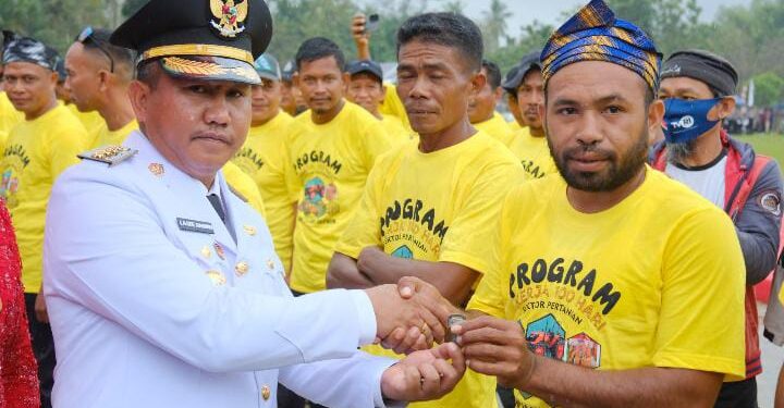 Bupati Mubar La Ode Darwin Salurkan Bantuan Pertanian dan Peternakan di Momen HUT ke-80 RI