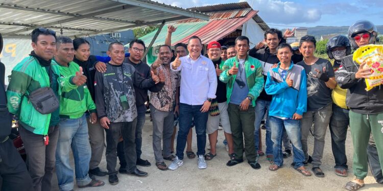 Kadin Sultra Berikan Bantuan Beras untuk Ratusan Pengemudi Ojol di Kendari