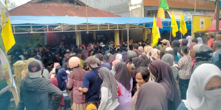 Pangan Murah Partai Golkar Kota Kendari Diserbu Warga