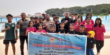 Ketua KONI Kota Kendari Lepas Tim Renang Berlaga di Makassar