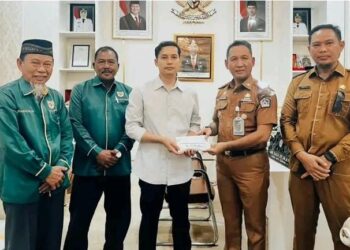 Pemkot Kendari Serahkan Bantuan Perbaikan Enam Rumah di Puuwatu Untuk Direnovasi