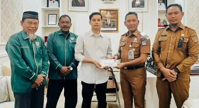 Pemkot Kendari Serahkan Bantuan Perbaikan Enam Rumah di Puuwatu Untuk Direnovasi