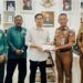 Pemkot Kendari Serahkan Bantuan Perbaikan Enam Rumah di Puuwatu Untuk Direnovasi