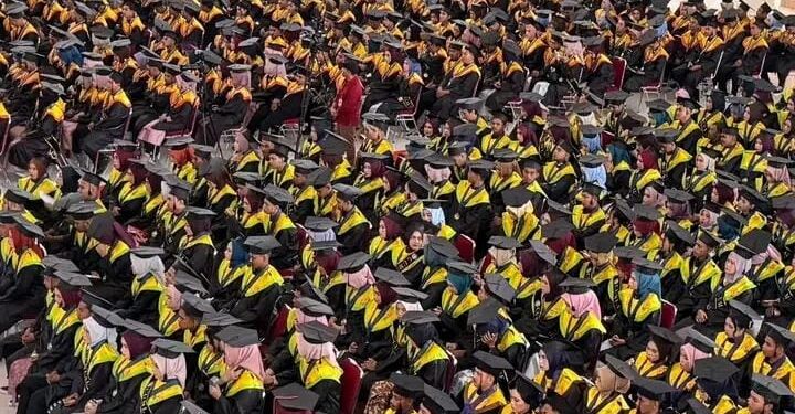 744 Mahasiswa UHO Diwisuda, Diingatkan Gunakan Kemampuan Berpikir Menghadirkan Solusi