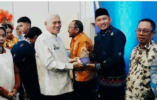 Kota Kendari Raih Anugerah Keterbukaan Informasi Publik dengan Predikat Informatif