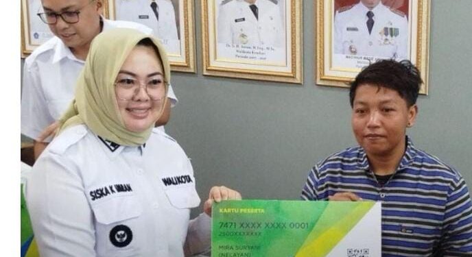 Wali Kota Kendari Serahkan Kartu BPJS Ketenagakerjaan 1.500 Pekerja Informal